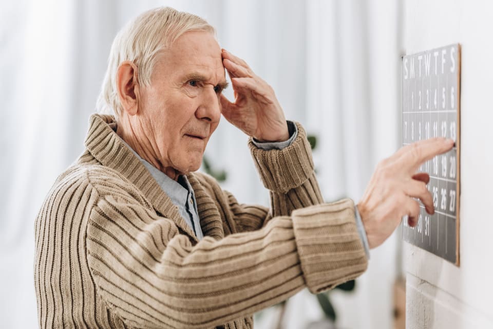 一位老年痴呆症患者正在看日历。