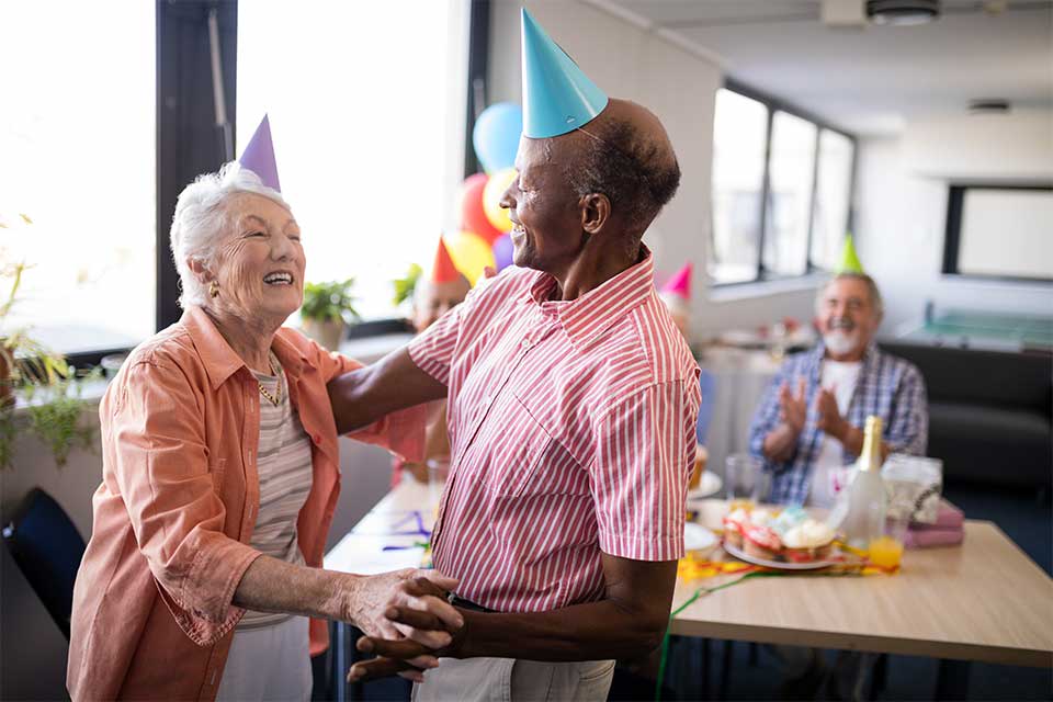 生日聚会的老夫妇一起跳持续关心退休社区。