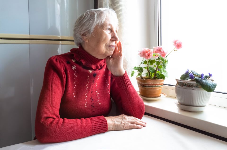有早期痴呆症状的老年妇女望向窗外